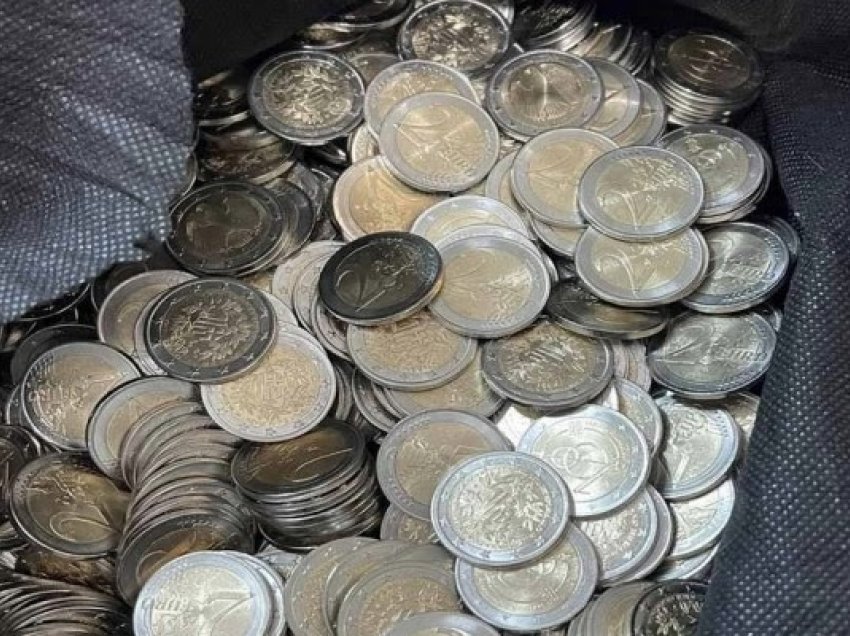 ​Qytetarët në hall me 2 eurot false, disa biznese nuk i pranojnë këto monedha