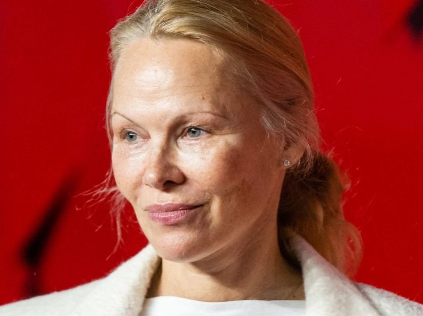 Pamela Anderson vazhdon me braktisjen e ‘normave’ të vendosura të bukurisë – parakaloi pa makijazh në tepihun e kuq