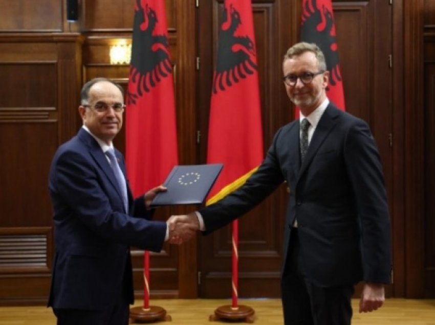 Ambasadori i BE në Shqipëri i dorëzon letrat kredenciale Presidentit Begaj