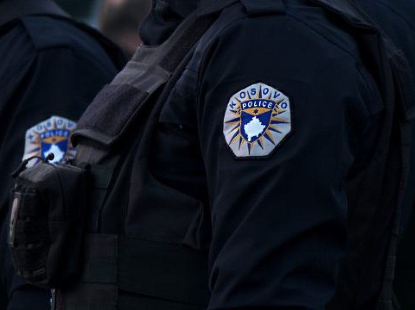 “Këmisha policore e ushtarake, çanta e shok bombë”, policia jep detaje për bastisjen në një shtëpi në Mitrovicën e veriut