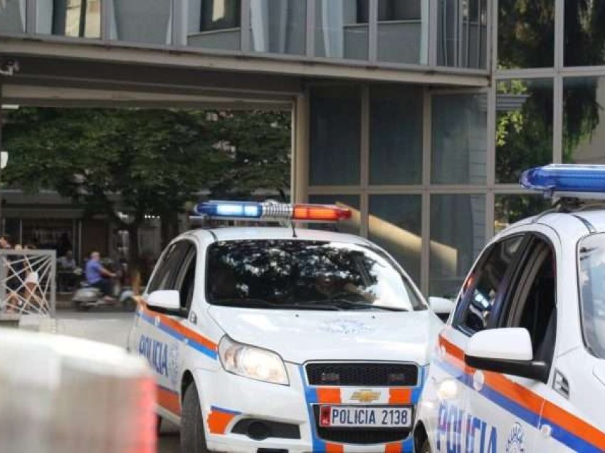 Policia aksion ‘blic’ në disa zona të Tiranës, kontrolle në lokalet ku luhen lojëra fati të paligjshme, 20 të shoqëruar