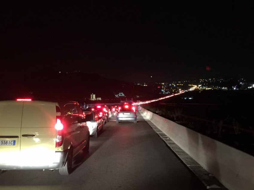 Trafik i rënduar në Elbasan, fluks i madh automjetesh në drejtim të Tiranës