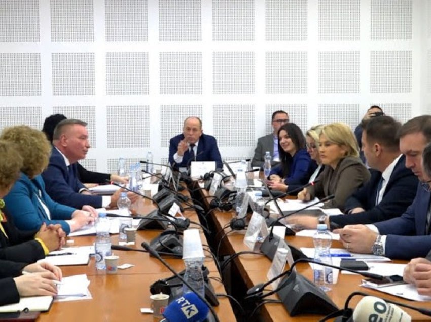 Përplasje për importin e produkteve serbe, deputetë të opozitës lëshojnë mbledhjen e Komisionit