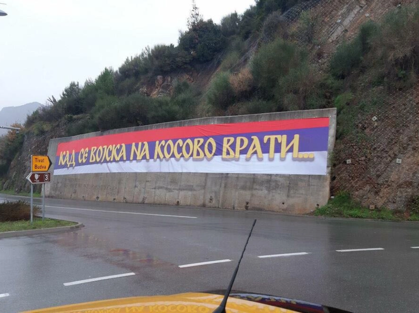 Në Budva shfaqet baneri i madh “Kur ushtria serbe të kthehet në Kosovë”