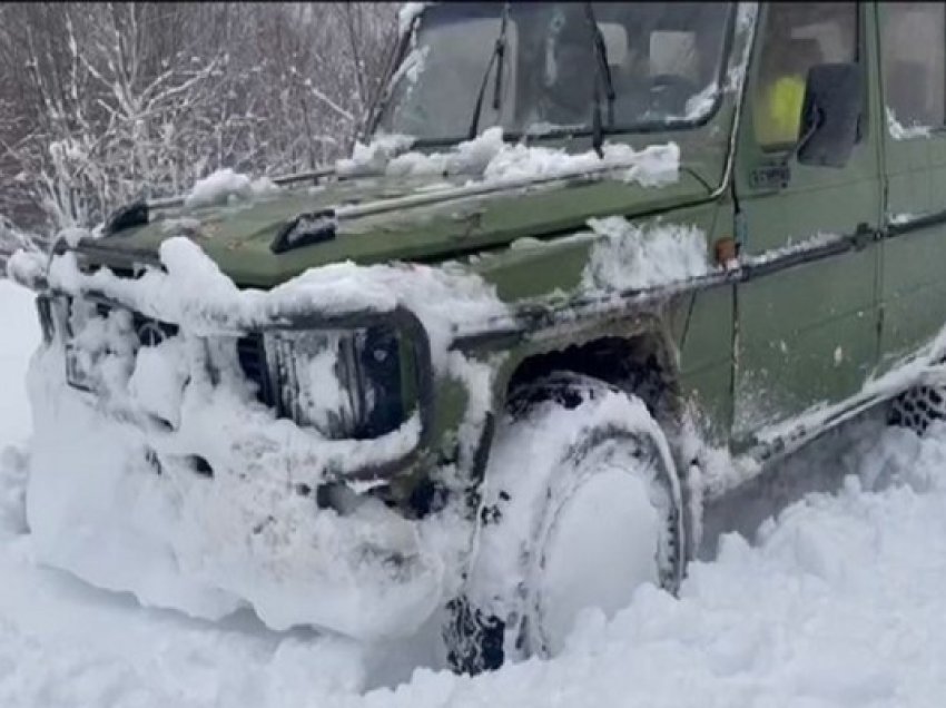 ​Trashësia e borës deri në një metër, bllokohen rrugët në Rovje të Gramshit
