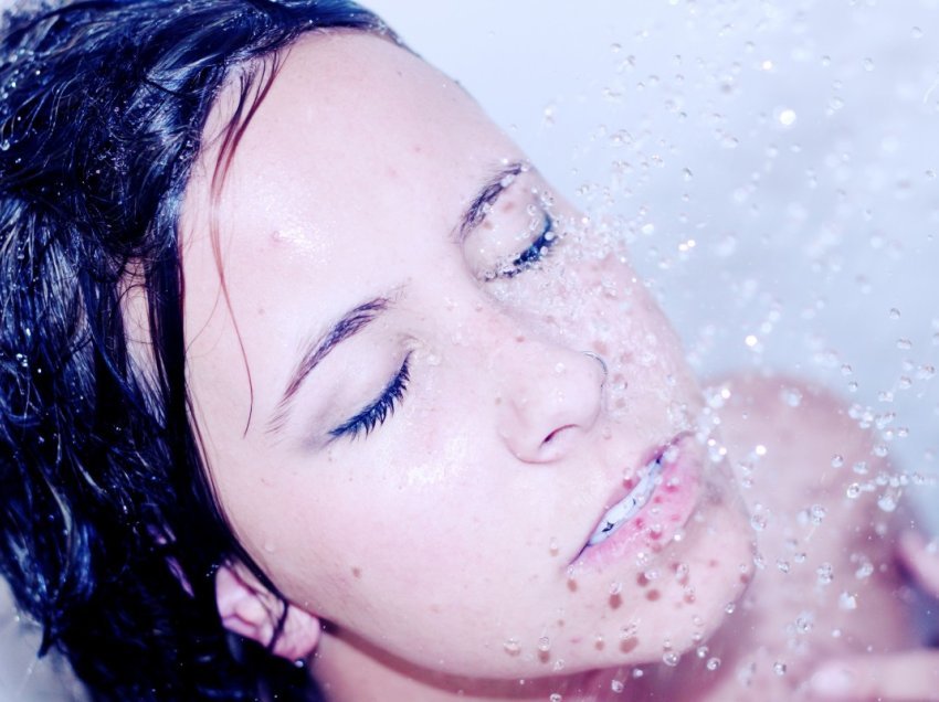 Zbulohet ndikimi i dusheve të nxehtë në shëndet