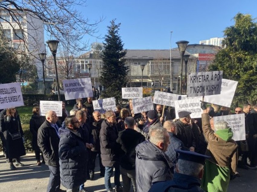 Zyrtarë të pesë institucioneve protestojnë para Komunës së Prishtinës