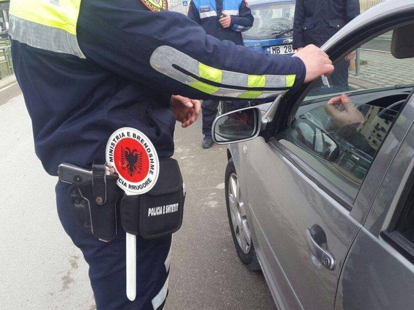 Policia rrugore lumë gjobash në Tiranë, 15 shoferë të arrestuar