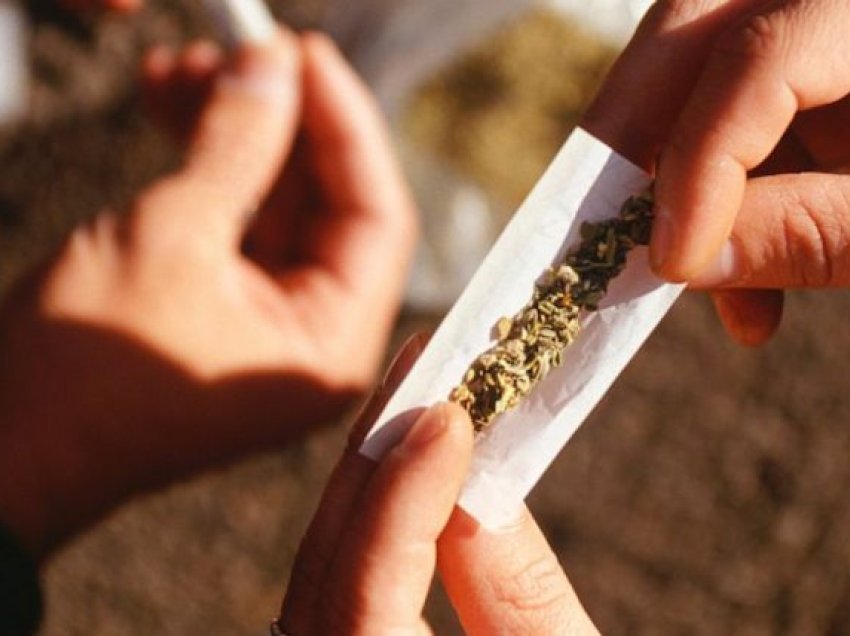 Shitblerja e narkotikëve: 18-vjeçari kapet me disa qese marihuanë në Ferizaj