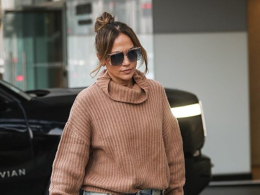 Jennifer Lopez duket plot stil me xhinse të gjera, teksa bën pazarin e festave me nënën e saj