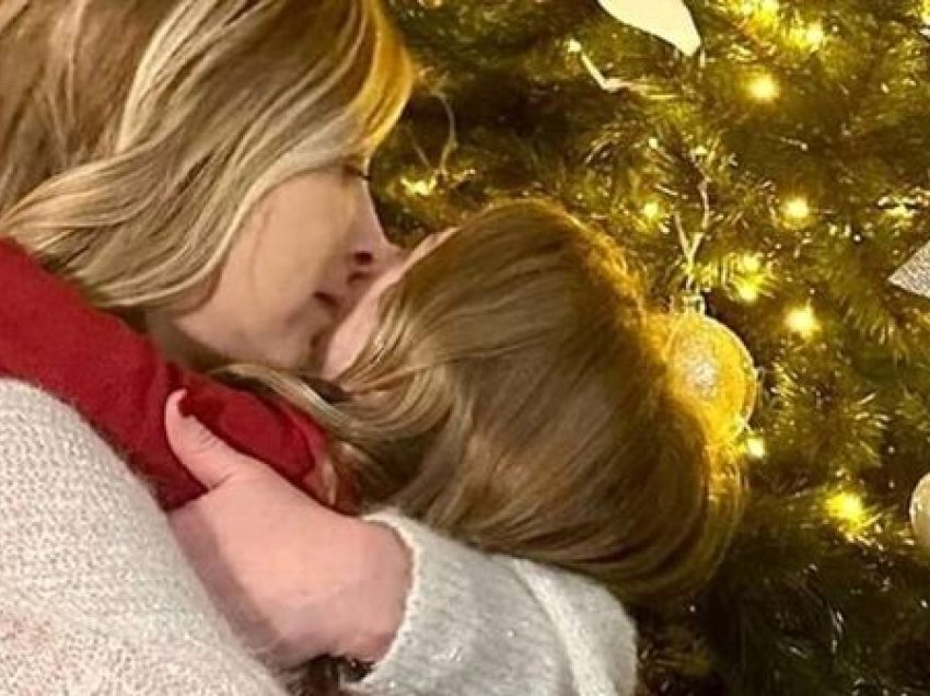Krishtlindja e parë pa të shoqin, e përqafuar me të bijën pranë pemës, urimi i veçantë i Giorgia Melonit