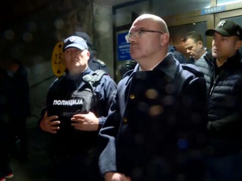 Zëvendëskomandanti i policisë në Beograd, refuzon të përgjigjet kur pyetet se ku gjenden studentët e arrestuar