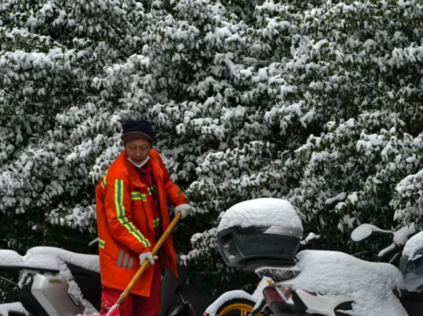 Stuhi dëbore e temperatura rekorde, i ftohti kaplon Pekinin