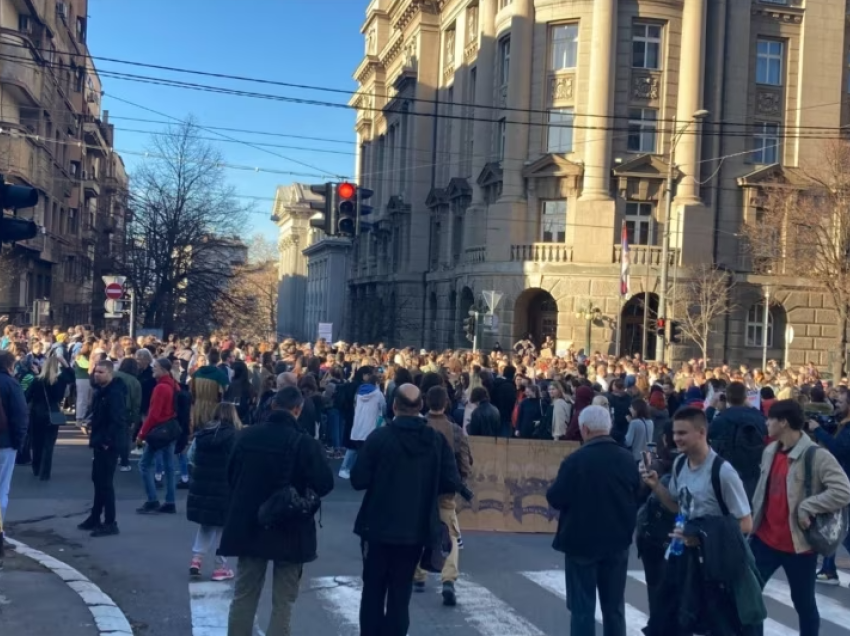 Studentë bllokojnë rrugën në qendër të Beogradit, duan qasje në listën zgjedhore