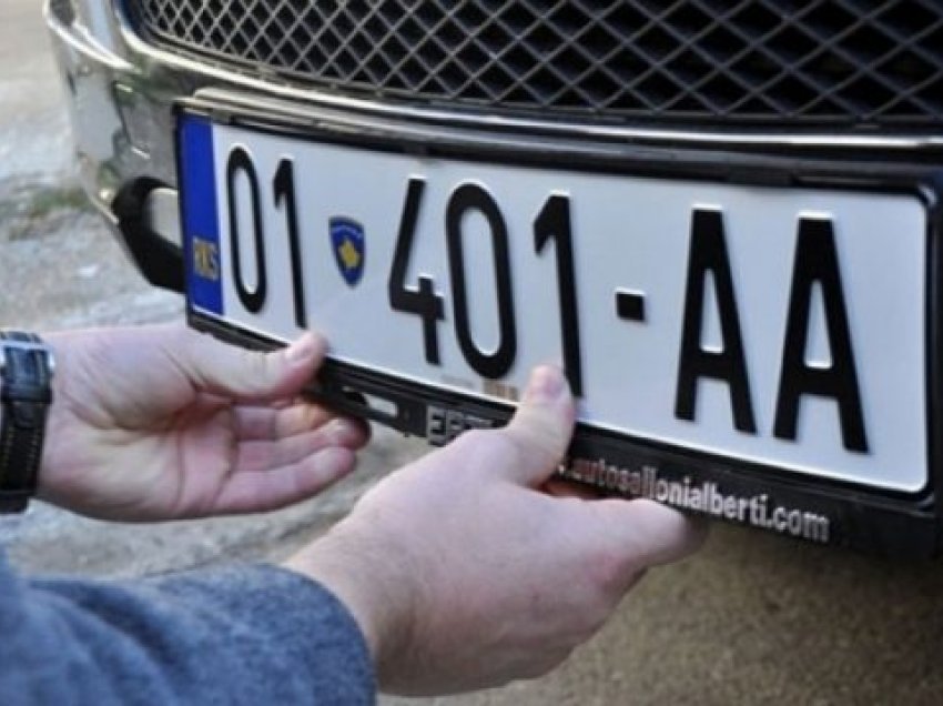 Qeveria e Serbisë vendos t’i lejojë veturat me targa RKS në territorin e saj nga 1 janari