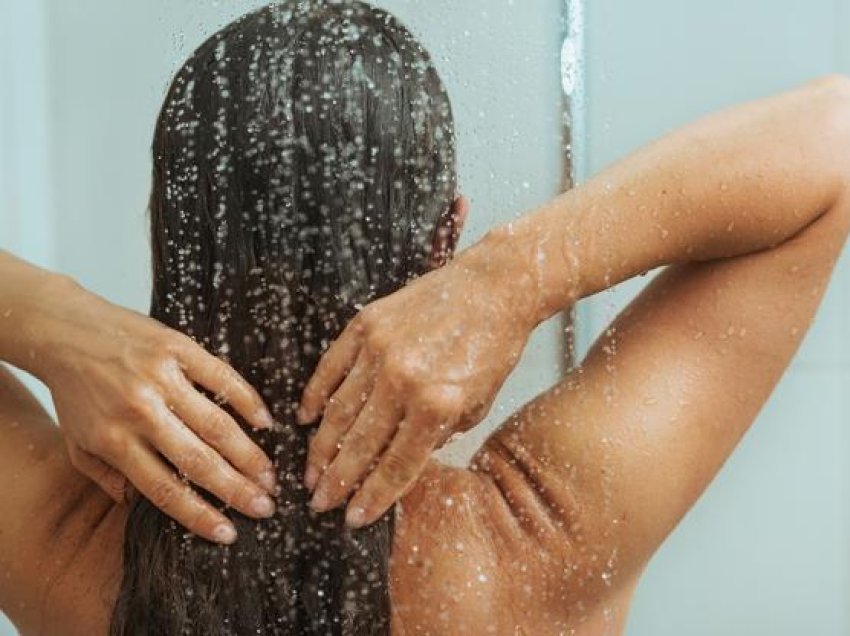 A është më mirë të bëni dush në mëngjes apo në mbrëmje?