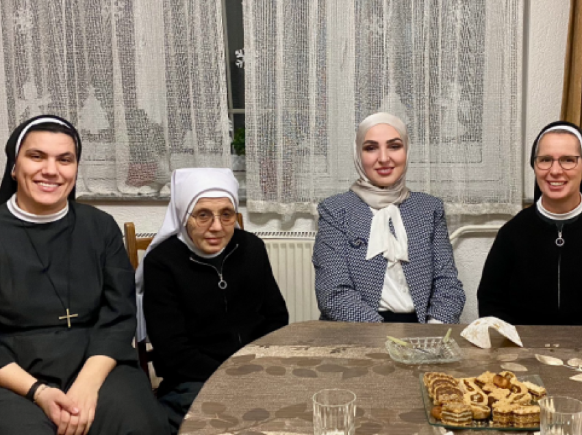 Ish-deputetja Ismaili viziton Kishën Katolike në Prishtinë me rastin e Krishtilndjeve