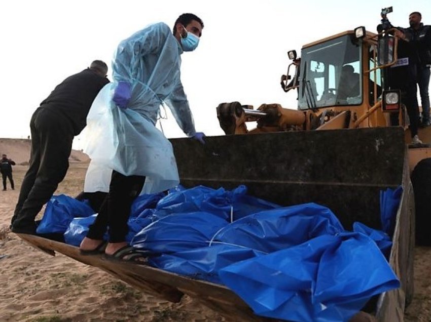 Pamjet me dron tregojnë palestinezë të varrosur në një varr masiv të Rafah