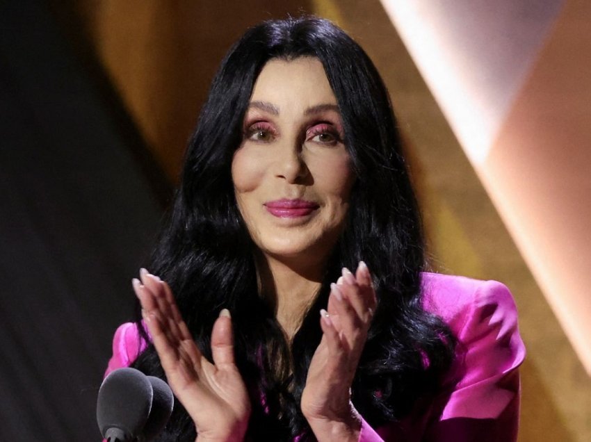 E frikësuar për abuzimin e të birit me lëndët narkotike, Cher kërkon kujdestarinë e tij