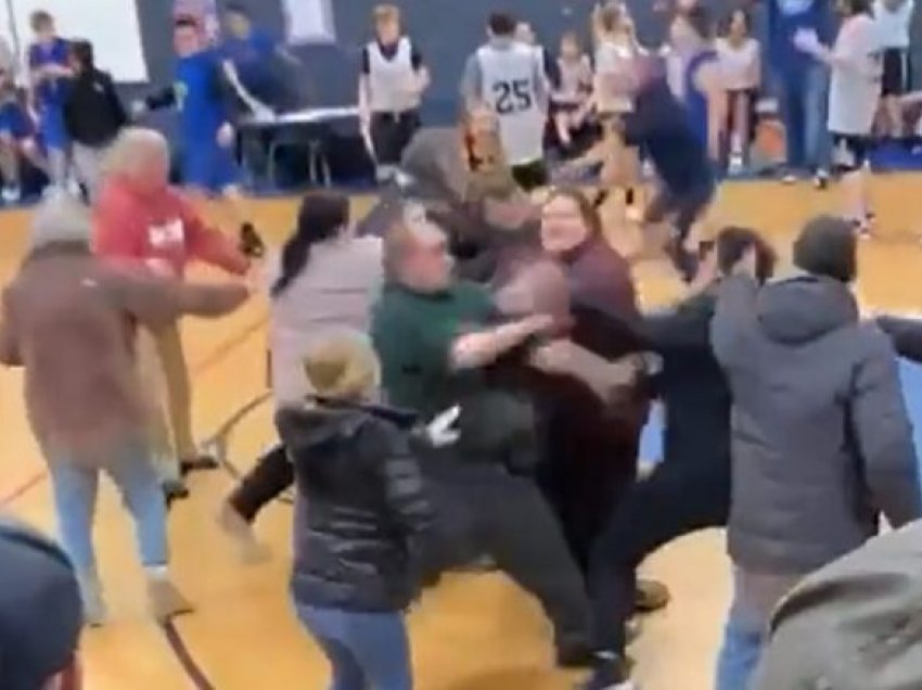 Përleshje mes prindërve në një ndeshje basketbolli, të paktën një i vdekur në Vermont