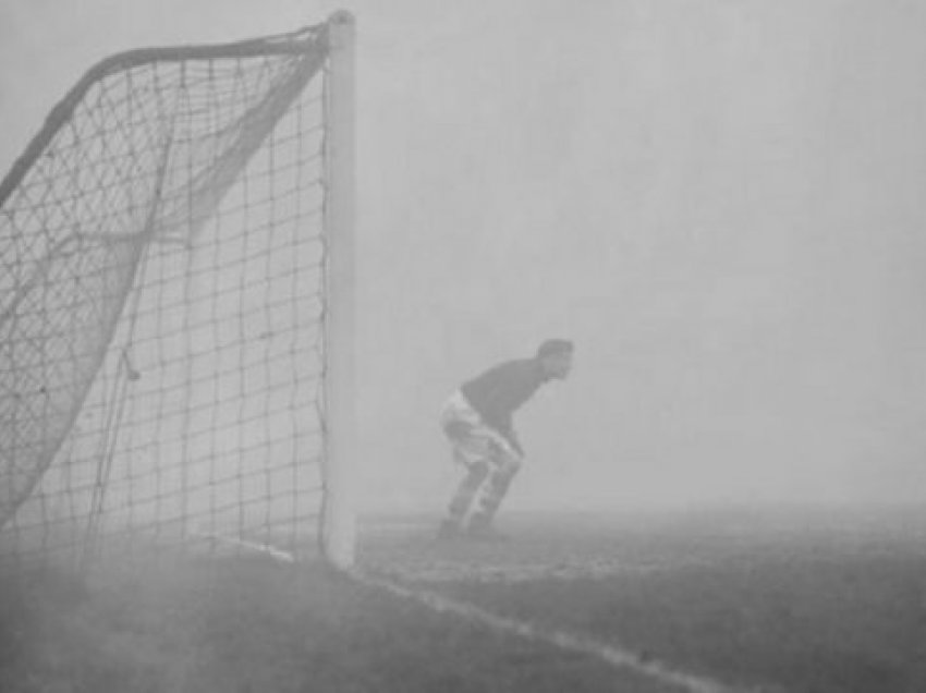Historia e portierit që mbeti vetëm në mjegull, loja u ndërpre 
