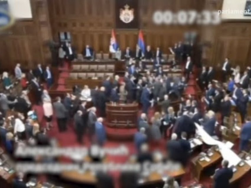 ​Përplasje e grushta në Kuvendin serb rreth Kosovës