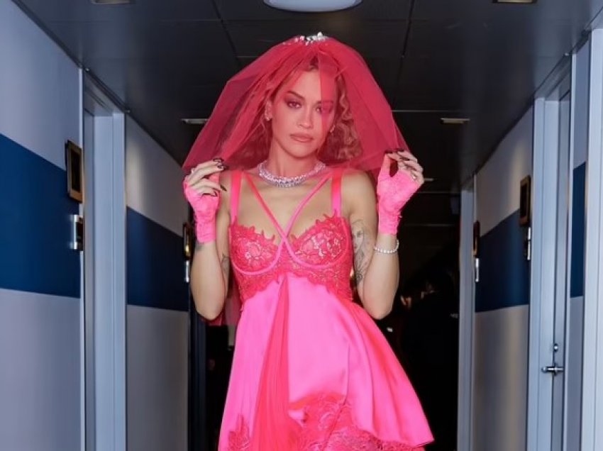 Rita Ora me paraqitje të zjarrtë në New York, vesh fustanin e pazakontë