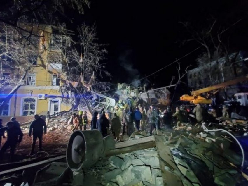 Raketa ruse shkatërron një ndërtesë banimi në Ukrainë, 3 të vdekur
