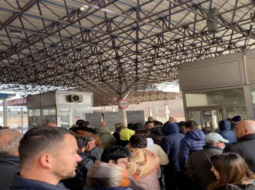 Shkak defekti në sistemin TIMS/ Bllokohet kufiri me Maqedoninë, qytetarët në radhë prej më shumë se 6 orë