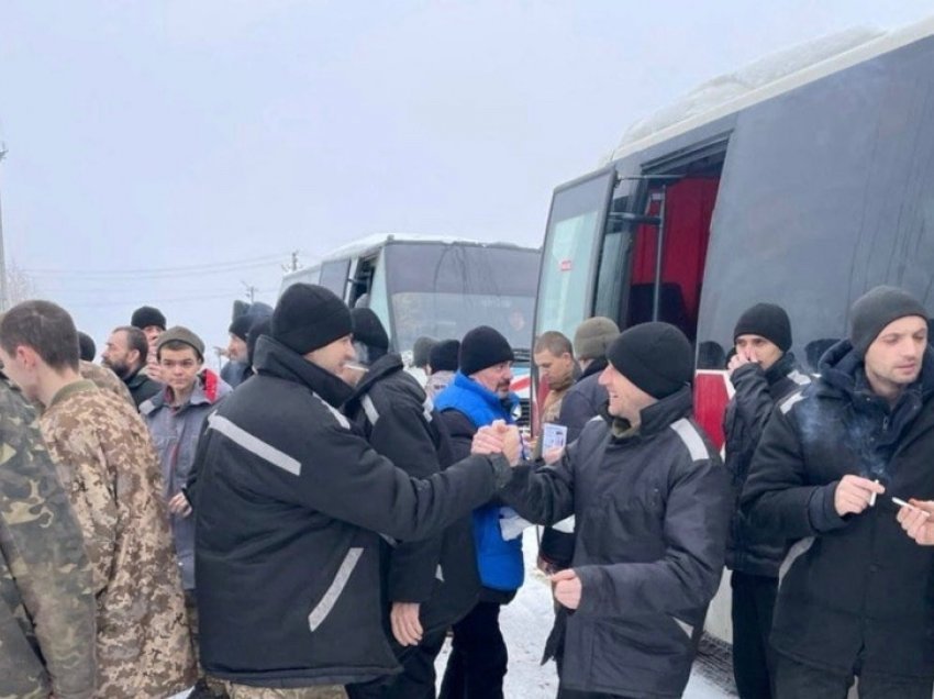 VOA/ Dhjetëra ushtarë lirohen gjatë shkëmbimit të robërve mes Kievit e Moskës