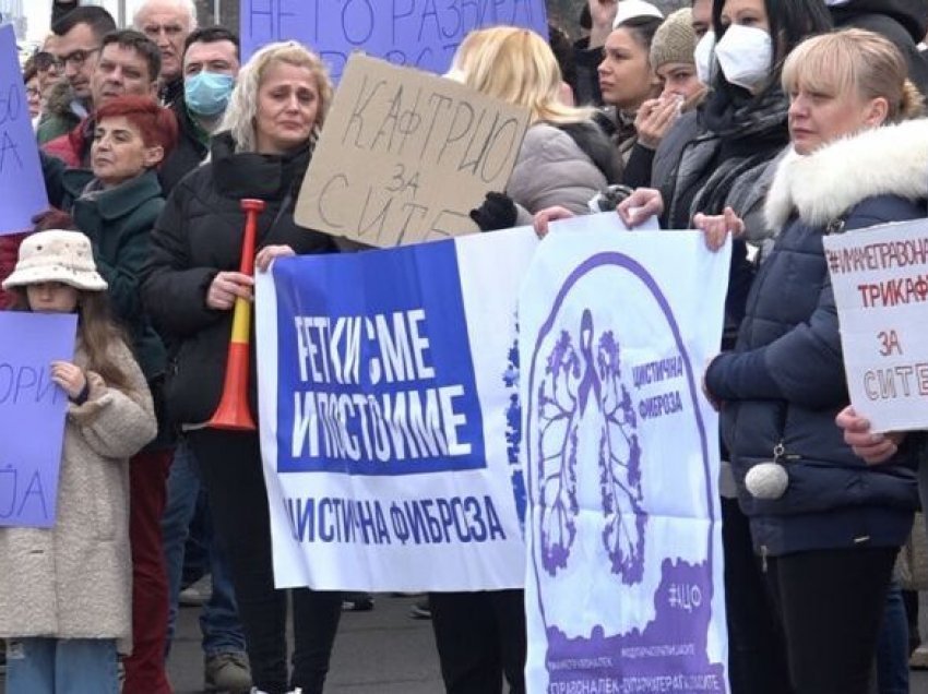 Të sëmurët me fibrozë cistike në RMV protestuan para qeverisë duke kërkuar nga shteti të sigurojë terapinë