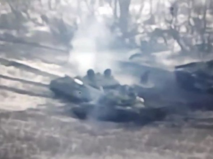Artileria ukrainase godet tankun rus, ushtari i Vladimir Putinit i përfshirë nga zjarri shihet duke vrapuar
