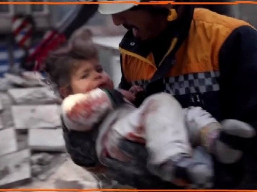 KUJDES PAMJET: Një fëmijë i vogël shpëtohet nga rrënojat pas tërmetit në Siri