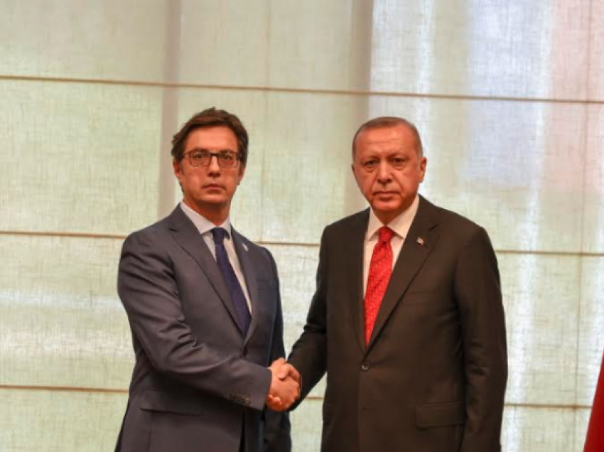 Pendarovski i shpreh ngushëllime Erdoganit pas tërmetit tragjik në Turqi