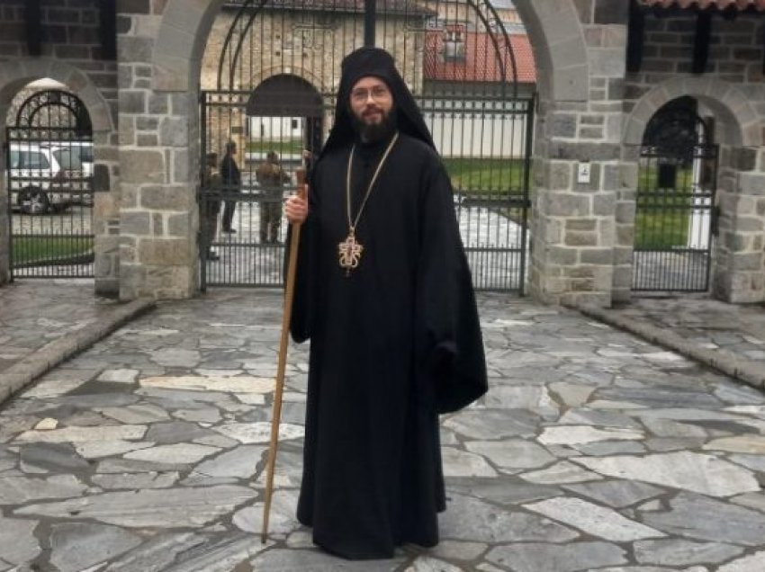 At Nikolla sulmohet nga priftërinjtë serb në Manastir të Deçanit. KFOR’i iu merr telefonat – Ja çfarë ndodhi!