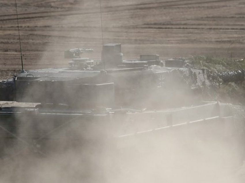 Holanda, Danimarka e Gjermania blejnë 100 tanke Leopard 1 për t’ia dërguar Ukrainës