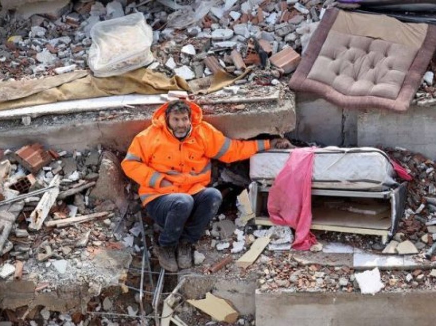 Fotografia zemërthyese e tërmetit: E mbuluar nga rrënojat, babai nuk i lëshon dorën vajzës së pajetë