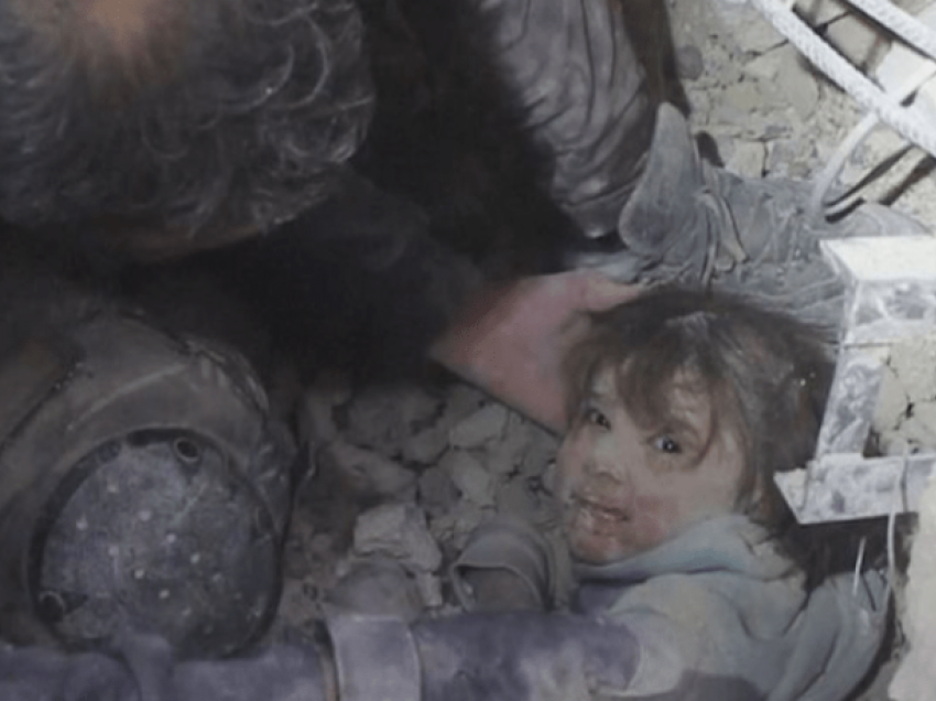 “Babi është këtu” - pamjet emosionuese kur nxirret vajza e vogël nga rrënojat