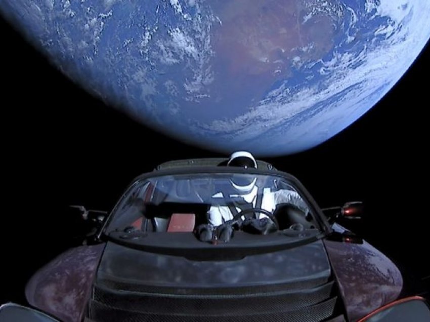 SpaceX vendosi “një makinë sportive” Tesla në hapësirë pesë vjet më parë. Ku është tani?