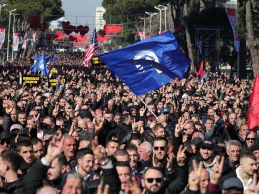 “Mijëra mbështetës u mblodhën para Kryeministrisë”, Reuters: Opozita shqiptare protestoi kundër korrupsionit dhe varfërisë!