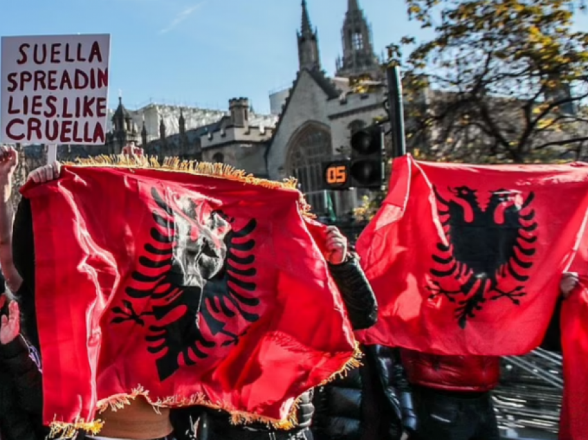 Media britanike shkruan për dy vëllezërit shqiptarë që organizuan protestën madhështore në Londër