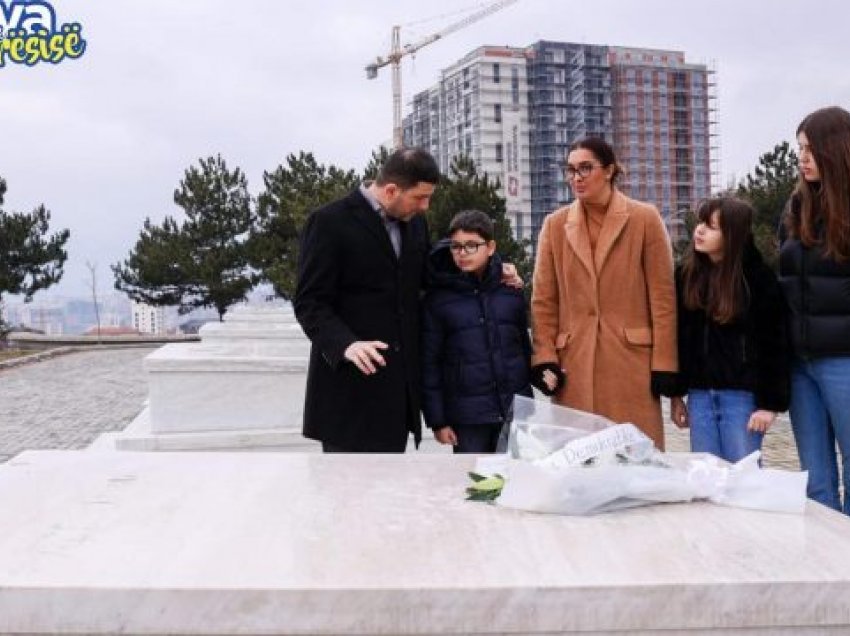 Memli Krasniqi me familje bën homazhe te varri i Adem Demaçit: Duhet t’i ngrihet një shtatore në Prishtinë