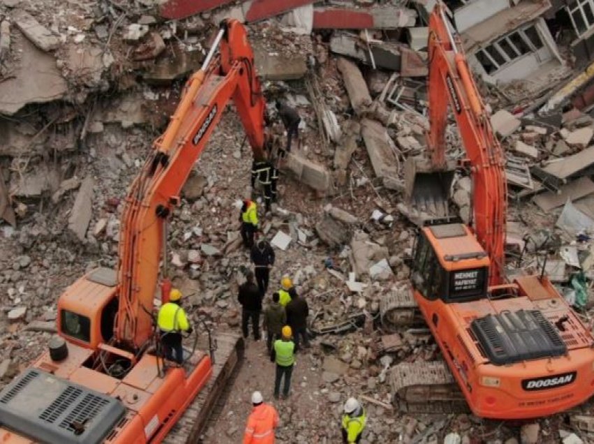 Shpëtohen disa persona, numri i viktimave të tërmetit arrin në 37 mijë