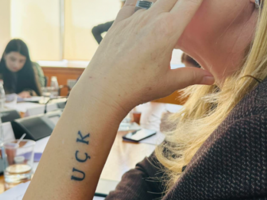 Deputetja e Kuvendit të Kosovës e bën një tatuazh në krah me mbishkrimin UÇK