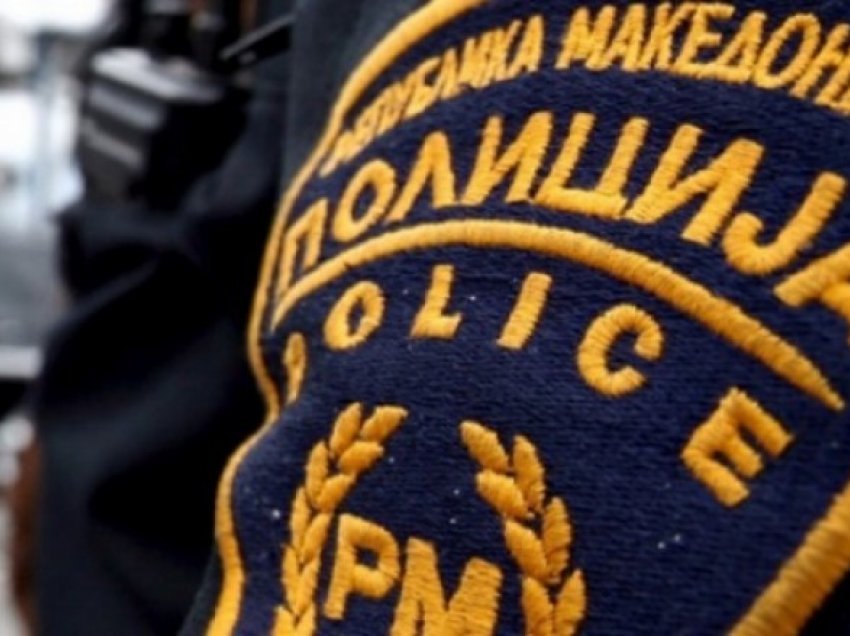 Nuk ndaluan në postbllokun e policisë, arrestohen dy persona nga Shkupi