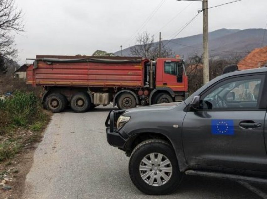 Reuters shpjegon çfarë po e nxit rritjen e tensioneve në veri të Kosovës