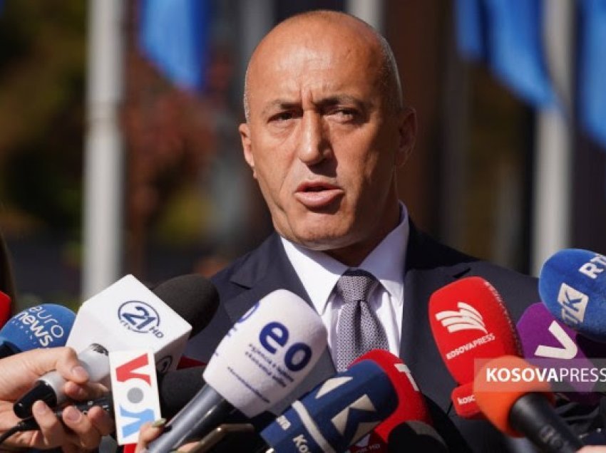 ​Haradinaj bën homazhe te varri i Rugovës: Respektojmë figurat historike