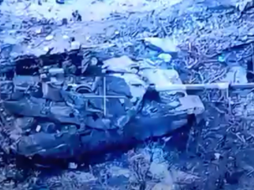 Ukrainasit shkatërrojnë tankun rus të teknologjisë së fundit