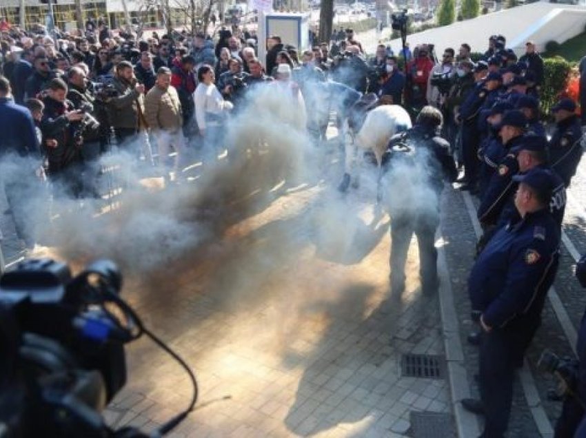 700 efektivë blindojnë parlamentin para protestës së opozitës në Tiranë