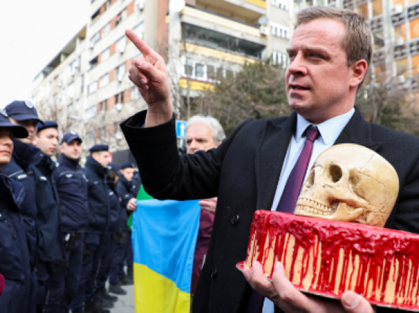 Aktivisti pro-ukrainas në Serbi i dorëzon ambasadorit rus një “tortë vdekjeje” të mbuluar me gjak!
